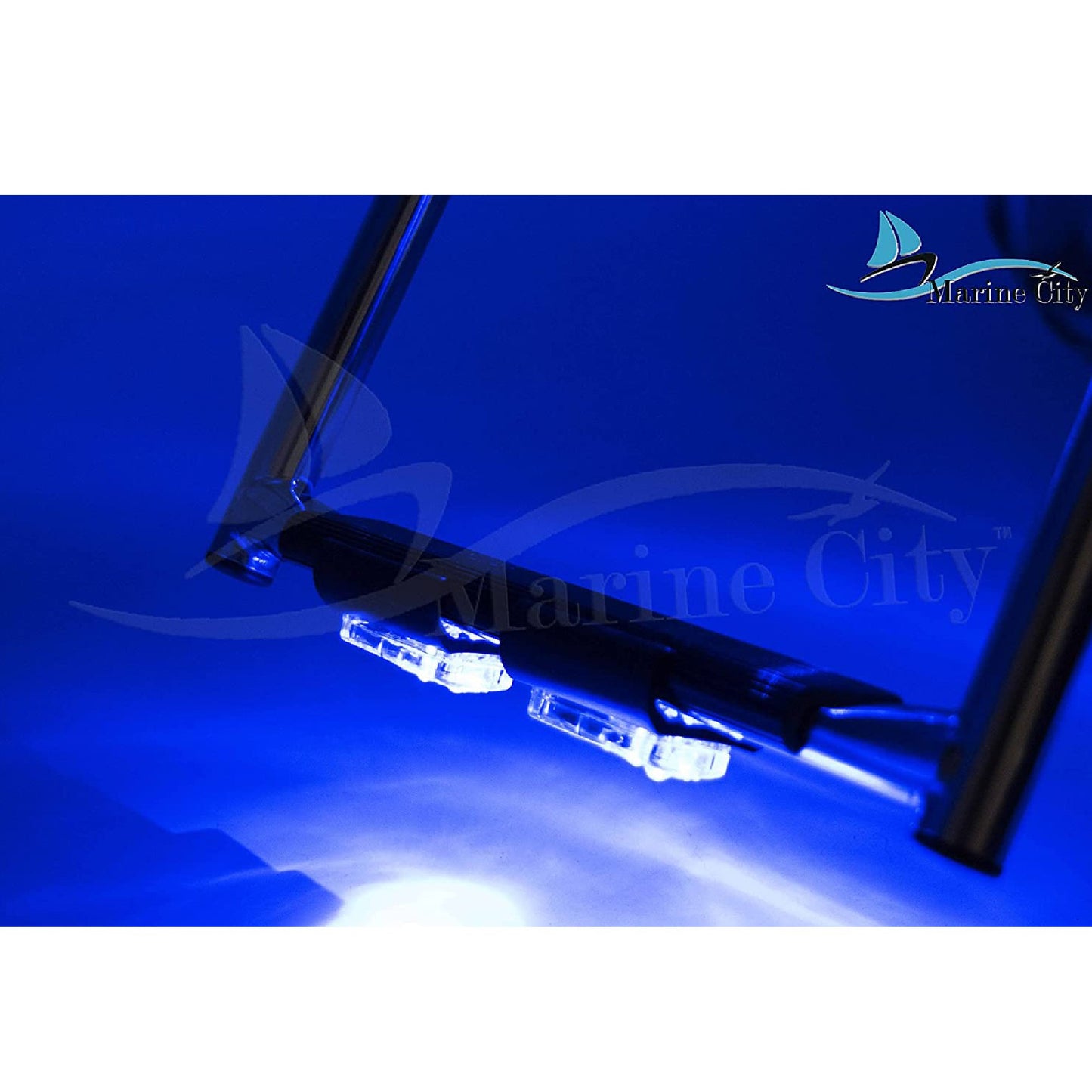 MARINE CITY Luz subacuática LED azul para barco que se adapta a escalones estándar de 1-1/2"(38 mm) para escalera marina (2 por paquete)